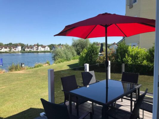 Lake Breeze Lodge - Decking Area