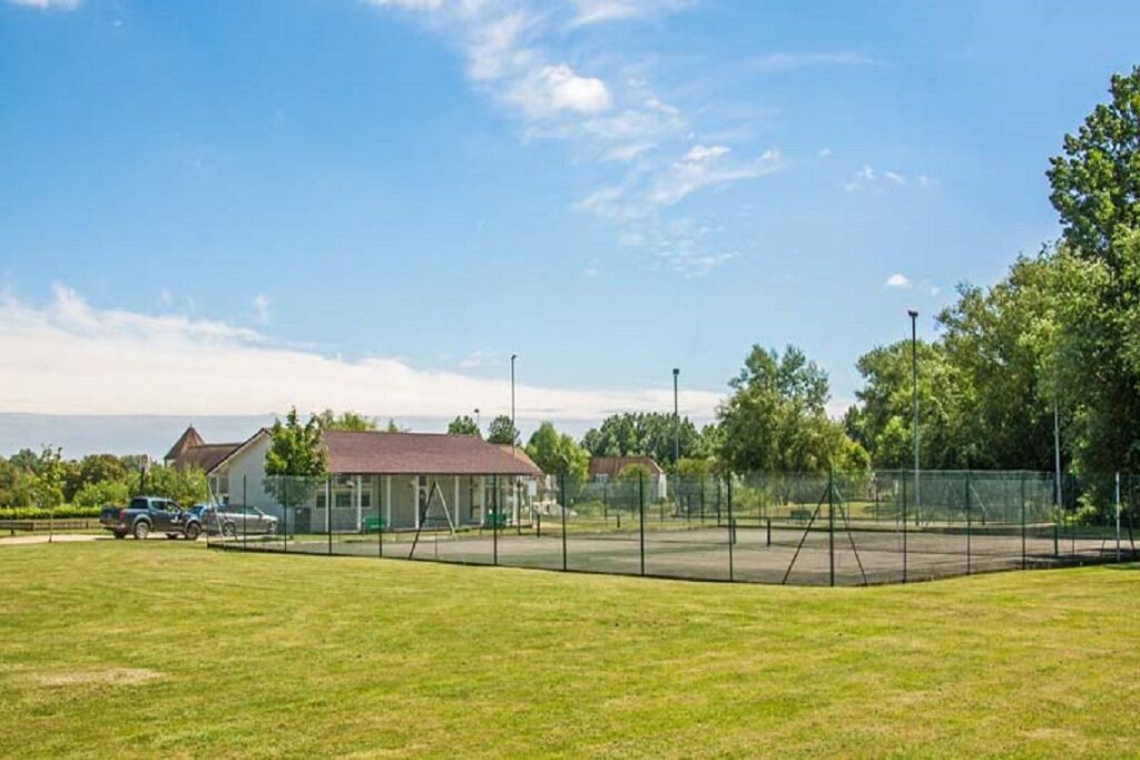 Tennis Courts at Isis Windrush Lakes