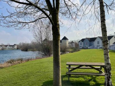 Windrush Lake Breeze - Lodge & Lake Bench View